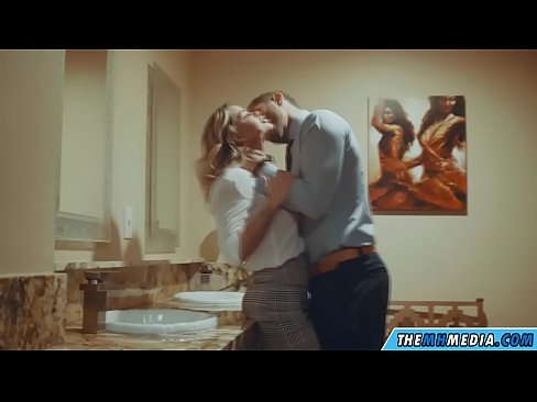 ❤️ Ke hoʻowalewale ʻia ʻoe e kahi blonde busty i kahi lumi hoʻomaha ākea ☑ Quality sex ia makou
